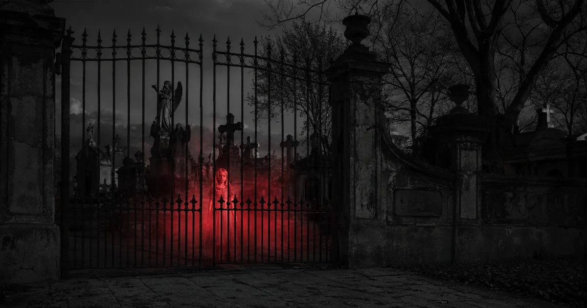 Niña rubia de aspecto pálido asomándose entre las rejas del cementerio de Lanús al anochecer, envuelta en bruma roja